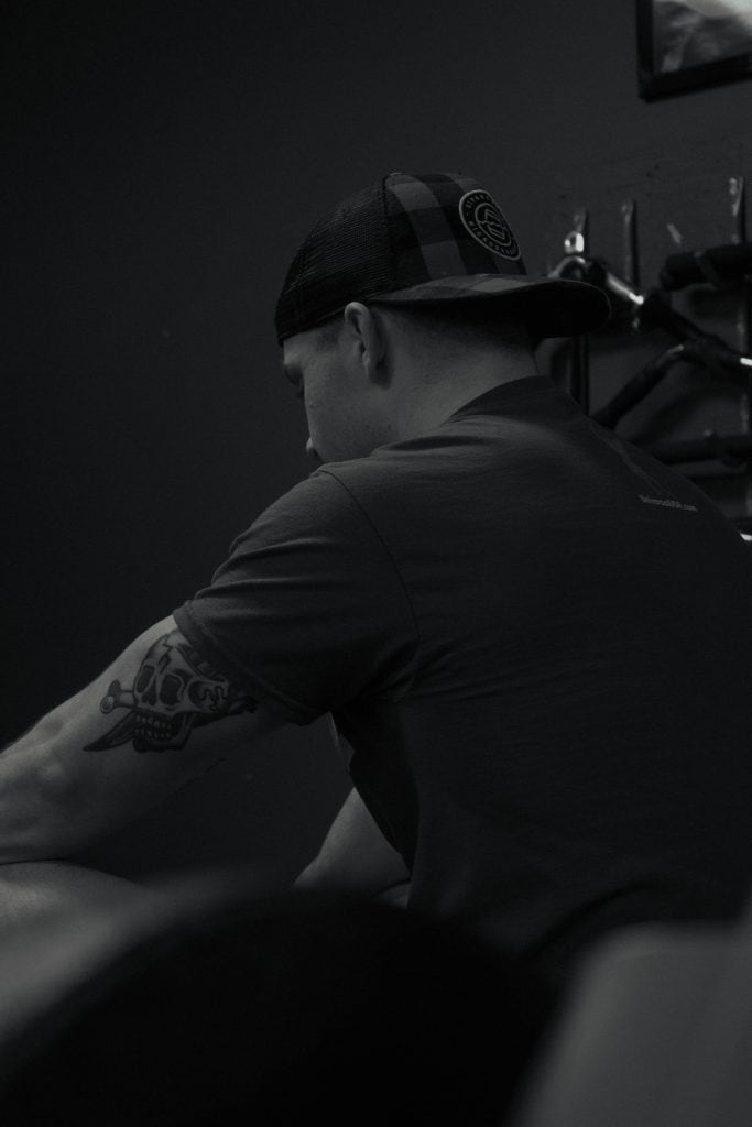 Moment authentique d’un entraînement dans un gym local