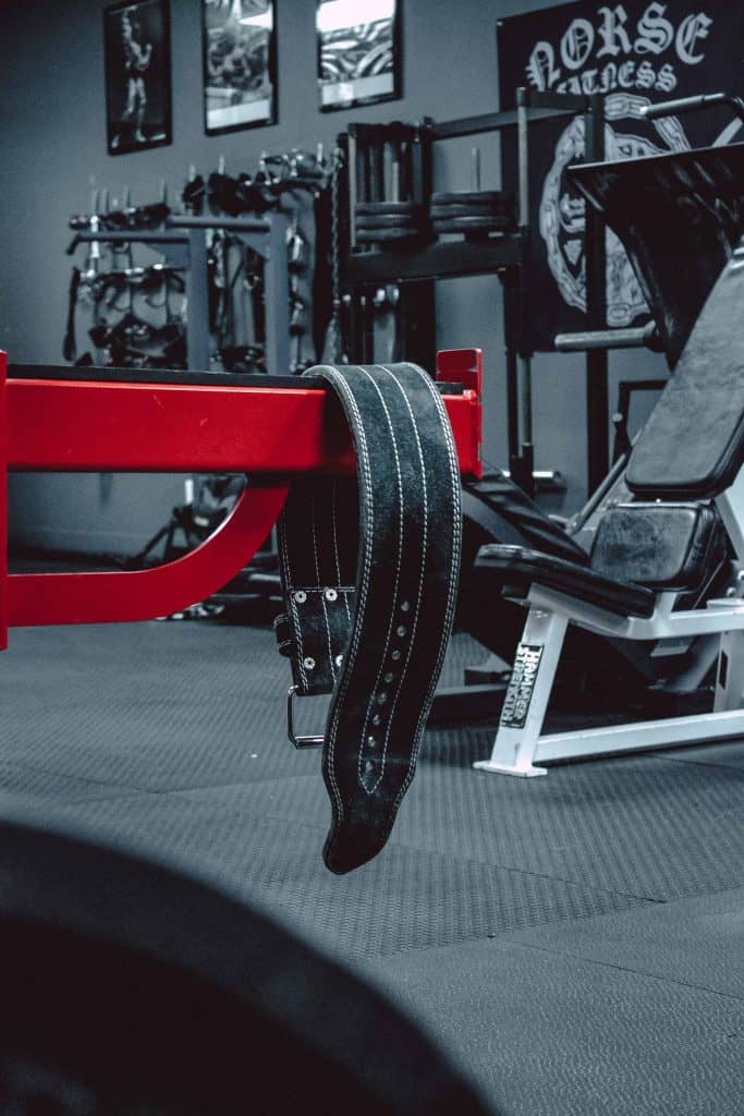 Intérieur du gym semi-privé avec équipements d’entraînement